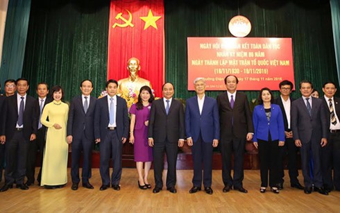 Des dirigeants à la fête de grande union nationale à Hanoi - ảnh 1